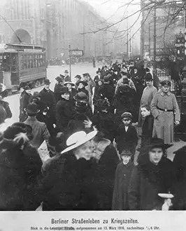 Bustle: Passers-by at Leipziger Platz in Berlin, 1916