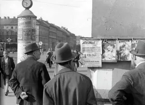 Observe: Passers-by observe newspaper displays at Odeonsplatz