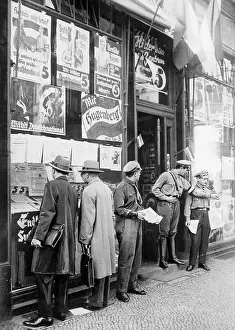 Leaflets: Passers-by in front of a polling station of the DNVP shortly