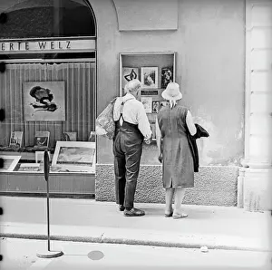 Gasse: Passers-by in front of the shop windows of the