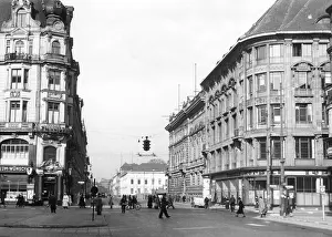 Housed: Passers-by in Wilhelmstrasse in Berlin, 1943