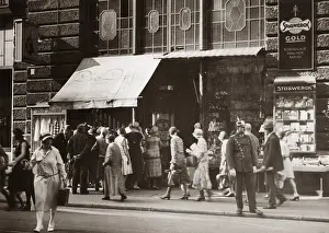 Stollwerck: Passersby on the street in Munich
