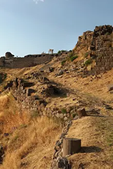Bergama: Path leading to the Acropolis and Temple of Trajan