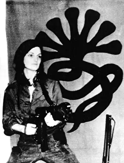 Brainwashing: Patricia Hearst with weapon posing in front ?