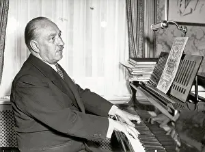 Lincke: Paul Lincke sitting at the piano