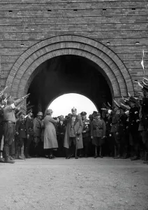 Papen: Paul von Hindenburg at the Tannenberg Memorial