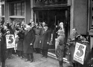 Flank: Paul von Hindenburg after voting during the second Reichstag