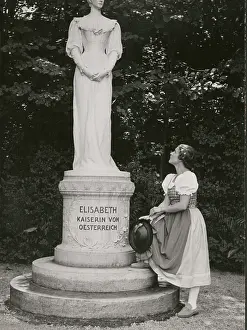 Empresses: Paula Wessely with statue of Empress Elisabeth