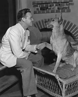 Everett Collection (old Visuals): Give me paw