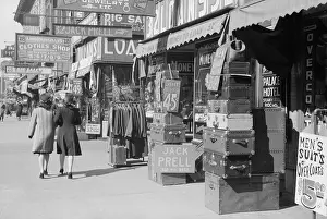 Minneapolis: Pawnshops and secondhand stores in Gateway District, Minneap