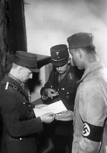 Trainers: Payment of wages in a trainee camp, 1933