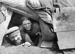 Sowjetunion: Peasants in a shelter hole on the Eastern Front, 1941