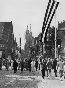 Passer: Pedestrians in the streets of Nuremberg, 1933