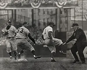 Rs4wn Bsloc: Pee Wee Reese dances to a safe decision. Bill Summers