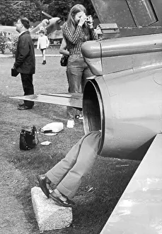 Photographing: Peeping into a jet engine