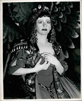 Repertory: Peggy Ashcroft as Cleopatra, rehearsal, Princes Theatre
