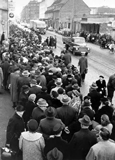 Klasse: Pensioners queue in front of pension pay office