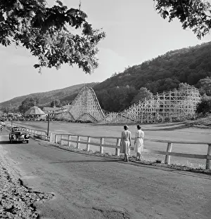 Coaster: People - Amusement Park - Roller Coaster