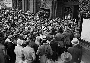 Clients: People in front of the branch of the Sparkasse in Berlin, 19