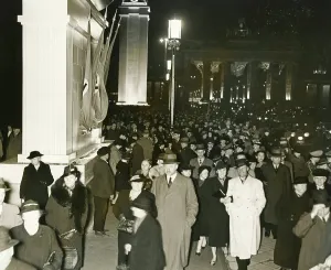 Juni: People in front of the Brandenburg Gate, 1939