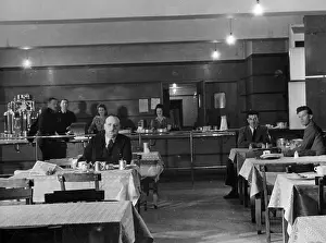 Lightbulbs: People in a cafe