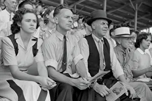 Sulky: People - Crowd - Spectators - Stadium