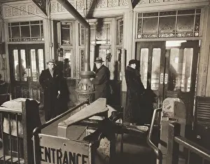 72nd: people - elevated railroad - rail transportation - NYC