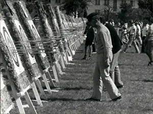 Adenauer: People engaged in archery, with long row of targets