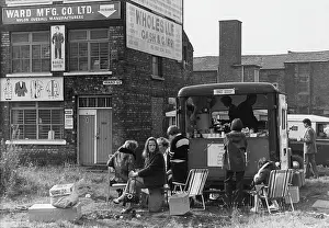 Wholesale: People gathered round a catering van