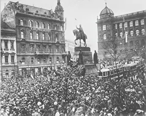 Vybaaºr: People gathered on the Wenceslas square in Prague