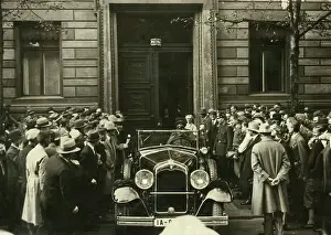 Papen: People gathering in front of the Prussian Ministry