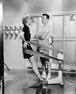 Workout: Two people together in a gym