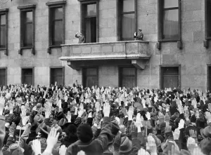Hailing: People are hailing Adolf Hitler