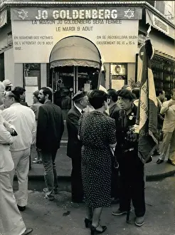 Goldenberg: People outside Jo Goldenberg Restaurant, Paris