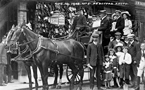 Ilfracombe: People outside Oliver's Boot and Shoe Warehouse