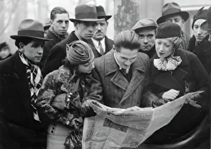 Hustling: People reading a newspaper