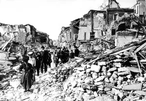 Worst: People between the rubble after the earthquake in Messina