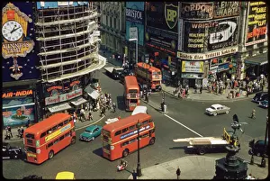 Double Decker: People - Statue - Piccadilly Circus - London