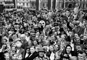 Jubilation: People at the victory parade in Berlin, 1940