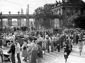 Cheer: People at the victory parade of German troops in Potsdam