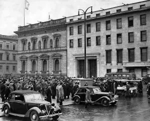 Elser: People waiting the return of Hitler to Berlin after the