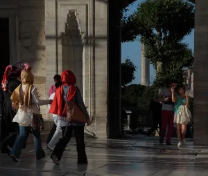 Combines: People walking in the courtyard of the Sultan