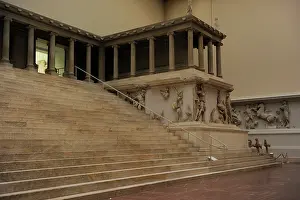 Podium: Pergamon Altar. Detail