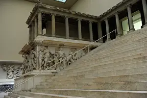 Podium: Pergamon Altar. Detail