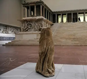 Eumenes: Pergamon Altar. Statue. Detail