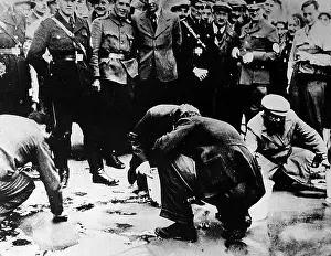 Gaping: Persecution of Jews in the Third Reich