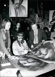 Schwabing: Peter Wyngarde, actor, signing posters in Munich