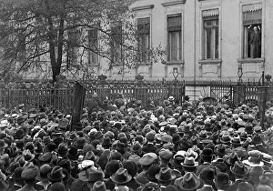 Coalition: Philipp Scheidemann speaks to the crowd, 1919