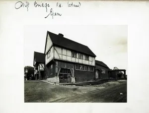 Drift: Photograph of Drift Bridge PH, Epsom, Surrey