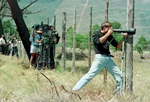 Zoom: Photographers try to get a glimpse of Nelson Mandela